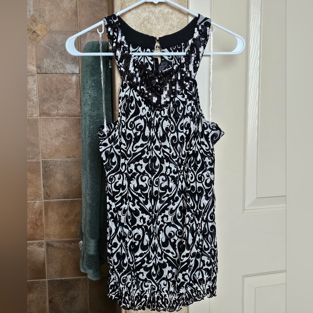 EUC INC Elegant Black and White Sequined Patterned Top -size M